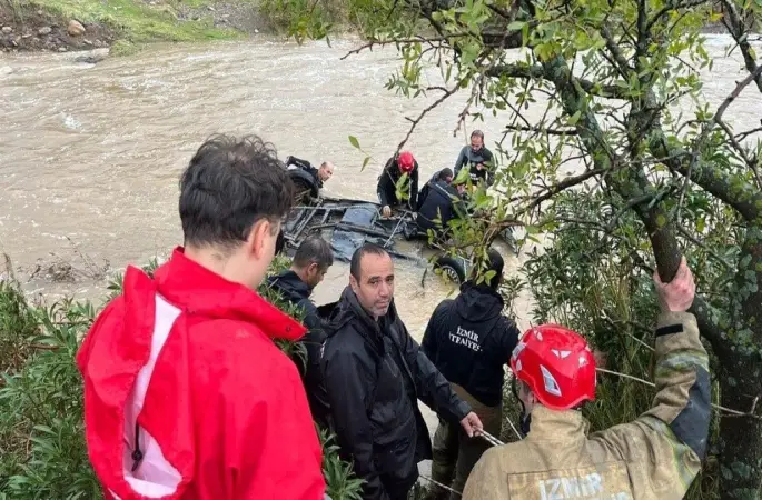 İzmir Foça'da sele kapılan bir kişi aranıyor
