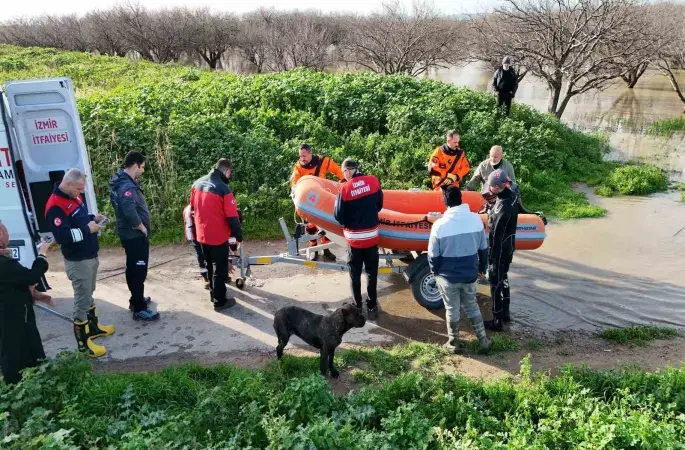 İzmir İtfaiyesi tavuk çiftliğinde mahsur kalan hayvanlar için zamanla yarıştı
