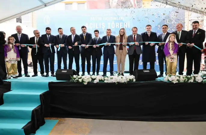 İzmir’de 1 milyar lirayı aşan yatırımla 20 yeni okul eğitime açıldı
