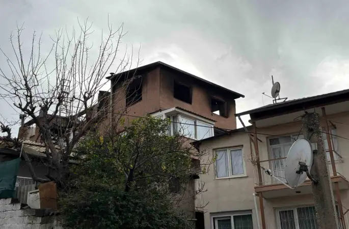 İzmir’de 3 katlı binanın çatı katında yangın

