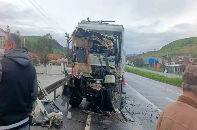 İzmir’de belediye kamyonuna arkadan çarpan sürücü hayatını kaybetti
