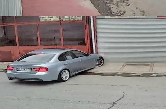 İzmir’de bir sürücü drift atarken kaza yaptı
