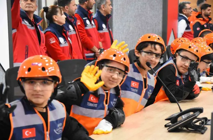 İzmir’de çocuklar 23 Nisan etkinliklerinde kriz yönetiminin başına geçti
