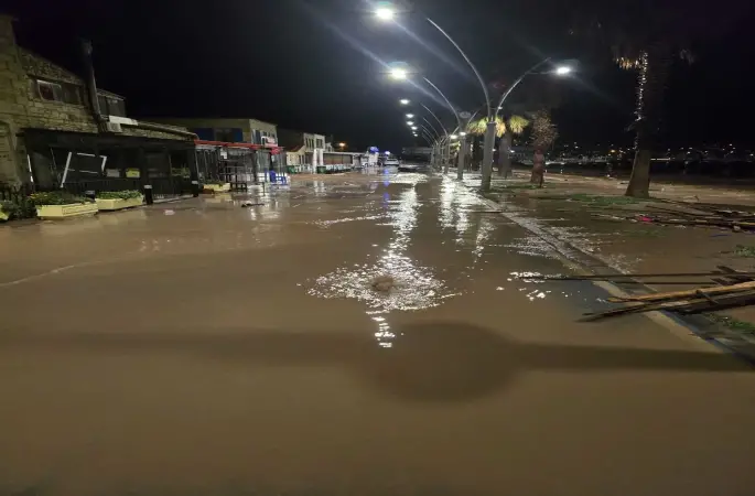 İzmir’de dereler taştı: Yeni Foça’yı su bastı
