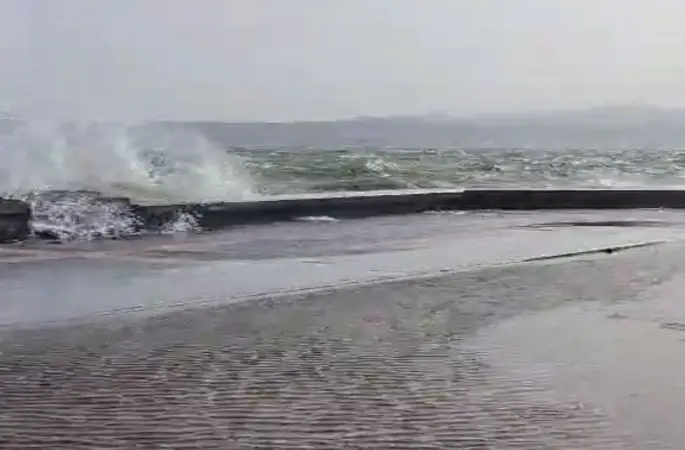 İzmir’de fırtınada sahil şeridindeki yollar sular altında kaldı

