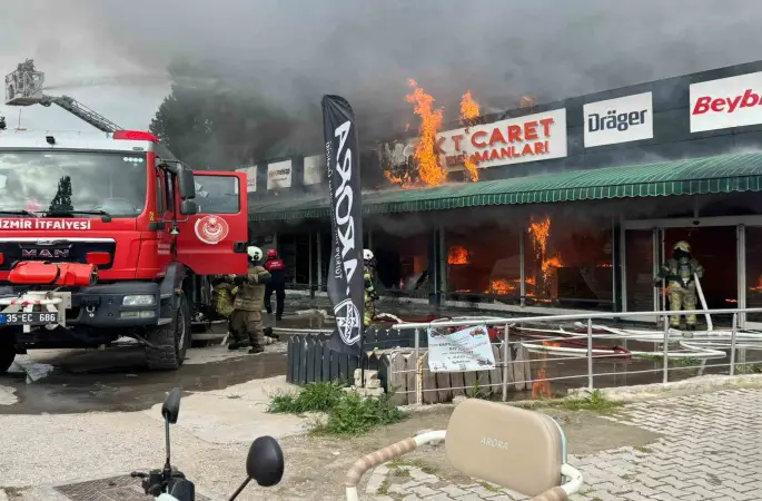 İzmir’de iş güvenliği ekipmanları satan iş yerinde yangın

