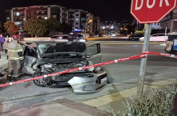 İzmir’de motosiklet ile otomobil çarpıştı: 1 ölü, 2 yaralı
