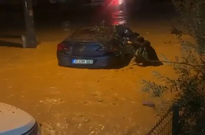 İzmir’de sağanak ve fırtına hayatı felç etti: Sel suları araçları sürükledi
