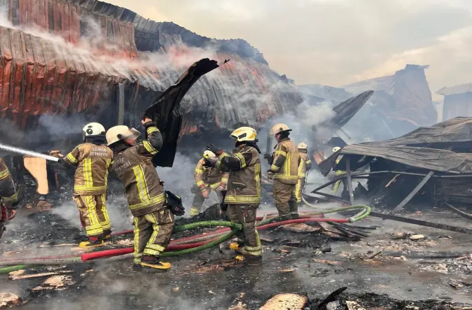 İzmir’de sanayi sitesindeki yangın kontrol altına alındı
