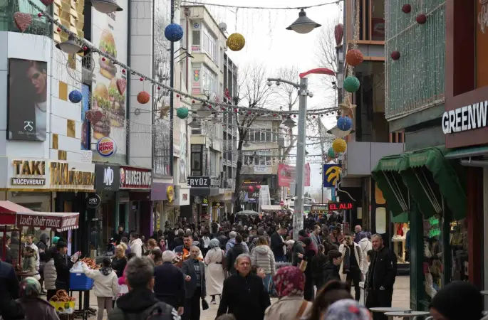 İzmit sokaklarında bayram alışverişi hareketliliği: Adım atacak yer kalmadı
