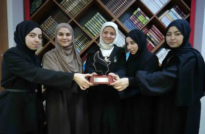 İzmitli kız öğrenciler Arapça münazarada dünya ikincisi oldu
