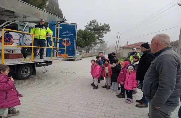 Jandarmadan çocuklara emniyet kemeri eğitimi
