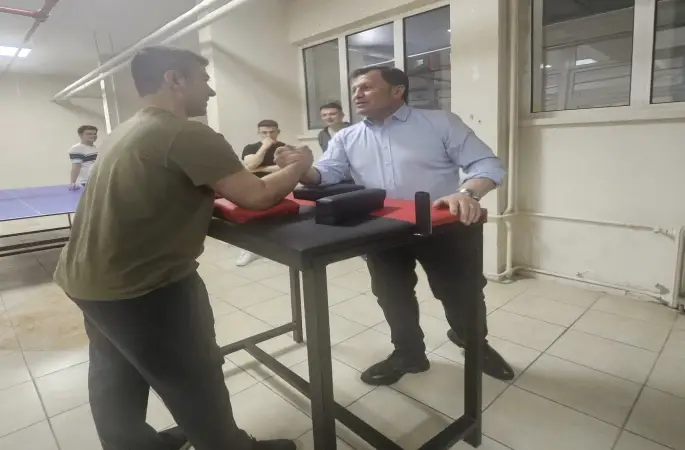 Kabakcı; öğrencilerle bilek güreşi yaptı
