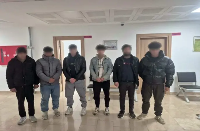 Kaçak göçmenler otomobil bagajında yakalandı
