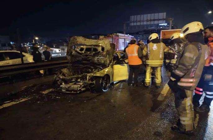Kadıköy’de seyir halindeki otomobil yandı
