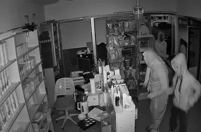 Kadın kılığına girseler de polisten kaçamadılar
