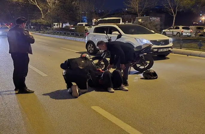 Kadın motosiklet sürücüsü otomobile arkadan çarptı
