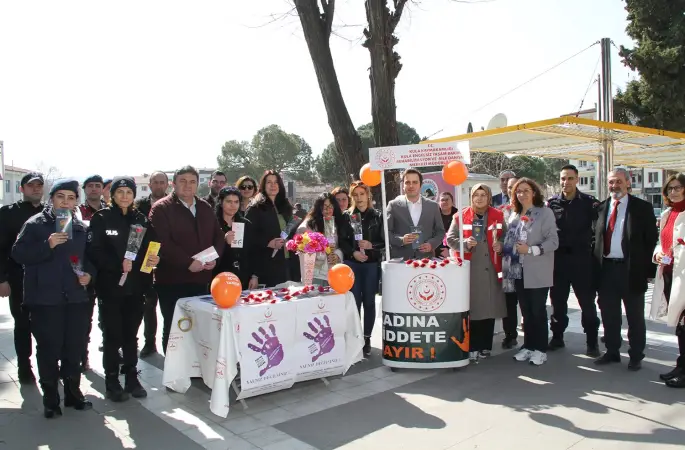 Kadınlara karanfil dağıtıldı, KADES uygulaması tanıtıldı
