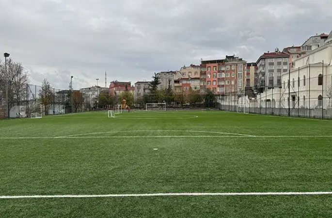 Kağıthane Belediyesi Abide-İ Hürriyet futbol sahasını yeniliyor