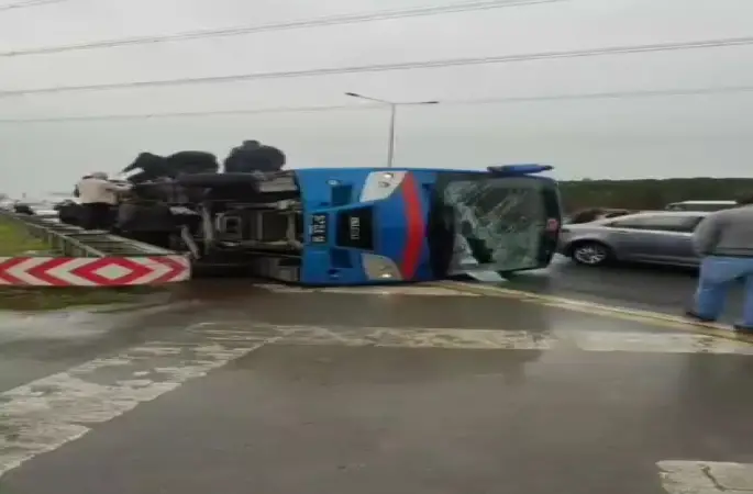 Kağıthane’de cezaevi nakil aracı devrildi: 2 jandarma personeli ağır olmak üzere 19 yaralı
