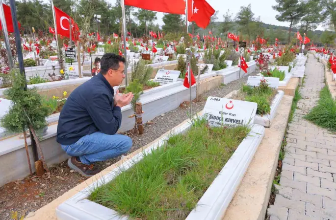 Kahramanmaraş deprem mezarlığında hüzünlü bayram
