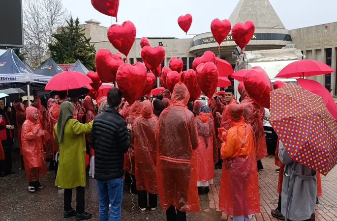 Kahramanmaraş’ta kalp balonlarıyla otizme dikkat çekildi

