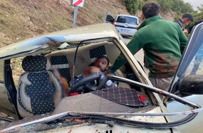 Kahramanmaraş’ta kopan kaya parçası otomobile isabet etti: 2’si ağır 4 yaralı
