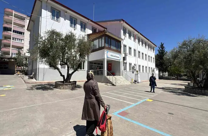 Kahramanmaraş’taki saldırının ardından veliler öğrencilerin eşyalarını okuldan almaya başladı
