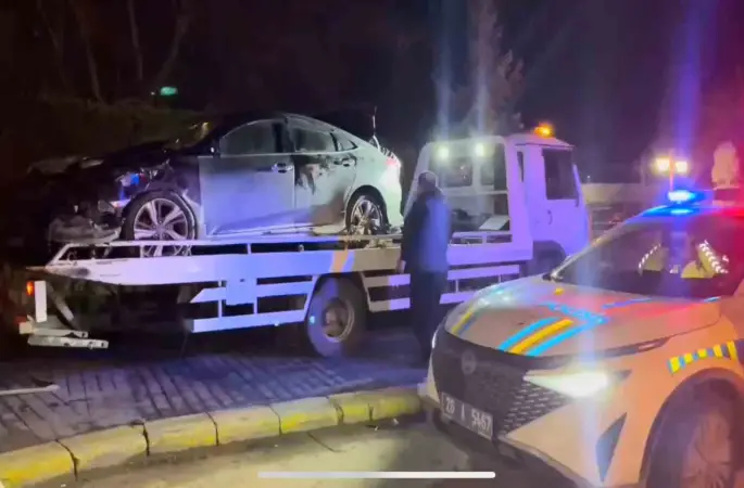 Kaldırıma giren araç, önüne çıkan her şeyi sürükledi
