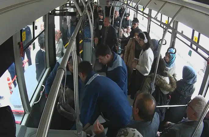 Kalp krizi geçiren yolcuyu hastaneye yetiştiren kahraman şoför konuştu: "Otobüsümüze binen her yolcu bize emanet"
