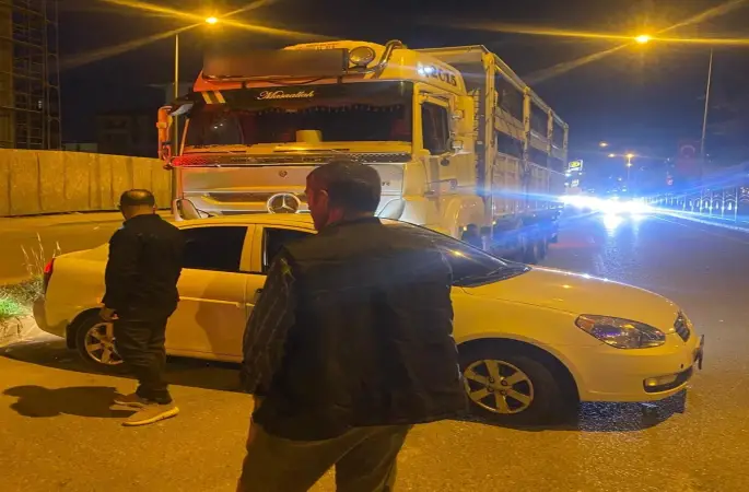 Kamyon otomobili sürükledi
