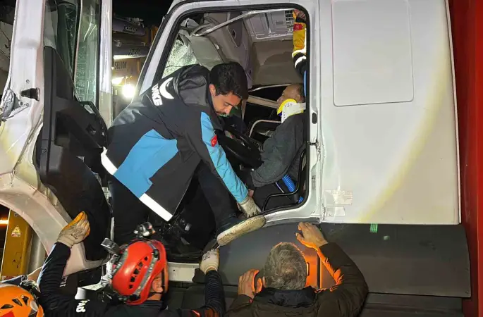 Kamyon tıra çarptı, sürücü kabinde sıkıştı: Ekipler zamanla yarıştı
