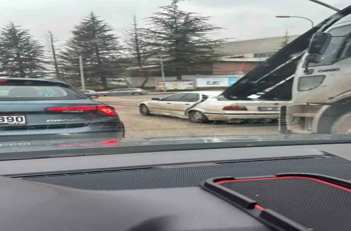 Kamyondaki demirler önündeki araca ok gibi saplandı, facia ucuz atlatıldı
