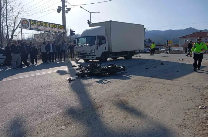 Kamyonet ile çarpışan motosikletin sürücüsü hayatını kaybetti
