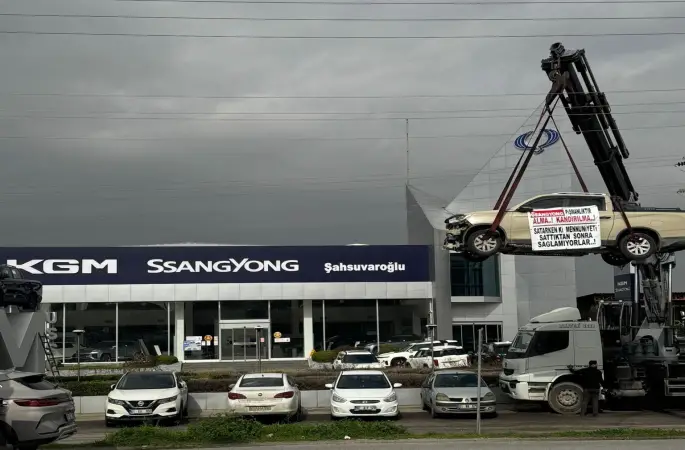 Kamyoneti vinç ile asıp firma önünde eylem yaptı
