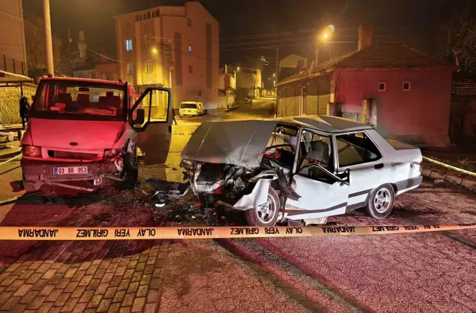 Kamyonetle otomobil çarpıştı, 3 kişi yaralandı
