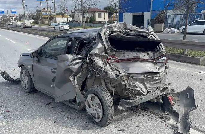 Kamyonun çarptığı otomobil adeta preslendi: 1 yaralı
