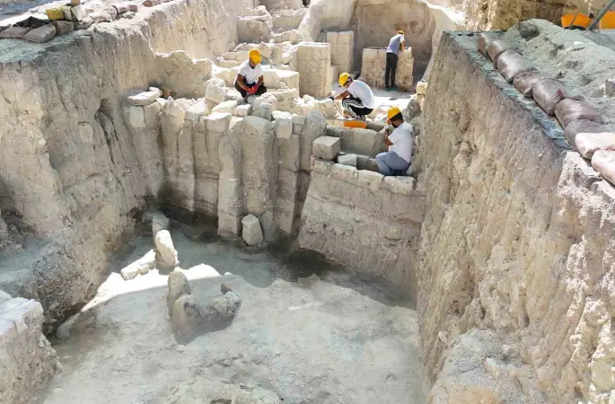 Kapadokya Alan Başkanı Aslanbay, Göreme’deki kurtarma kazılarını yerinde inceledi
