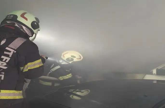 Kapalı otoparkta duran otomobile alevler sarsı
