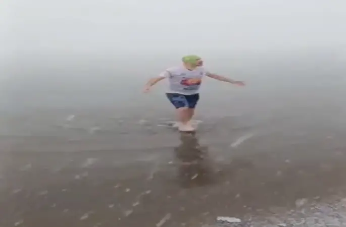 Kar altında denize girip yüzdü attı
