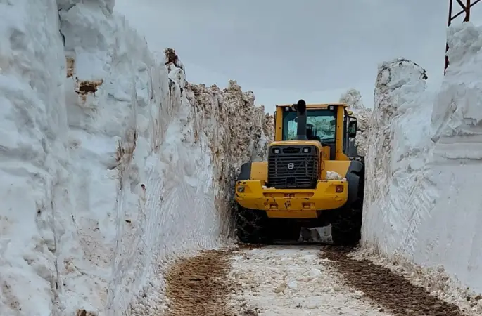 Kar kalınlığının 4 metreyi bulduğu Yüksekova’da kar savaşçılarının zorlu mesaisi
