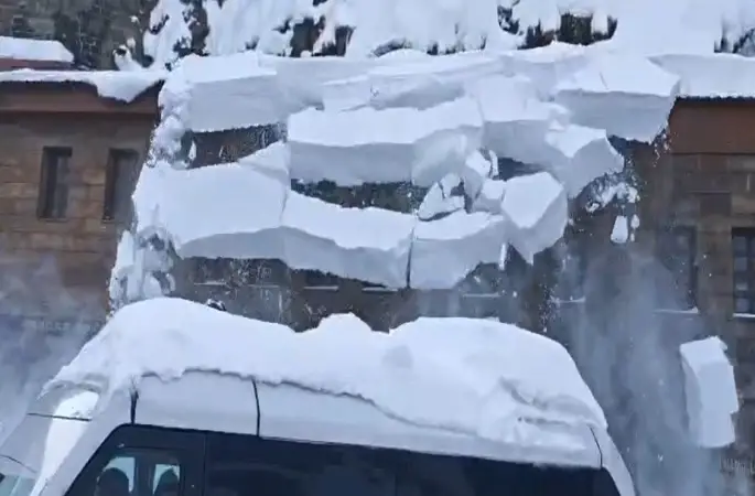 Kar temizliği sırasında facianın eşiğinden dönüldü
