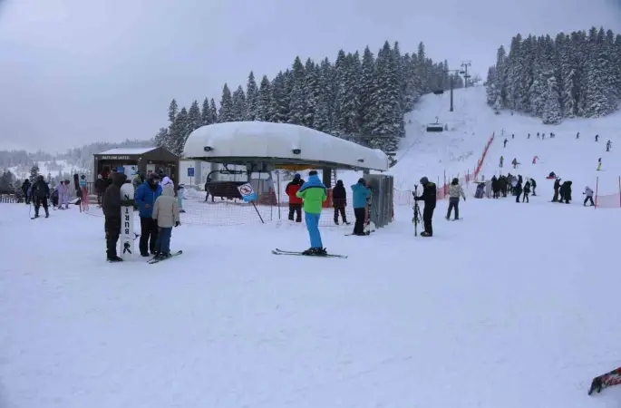 Kar yağışını fırsat bilen kayakçılar, Ilgaz Yurduntepe Kayak Merkezi’ne akın etti
