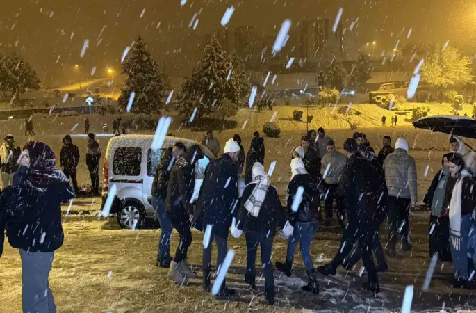 Kar yağışını horon ve halay oynayarak karşıladılar
