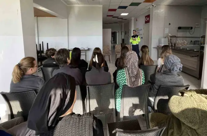 Karabiga Özel Engelli Yaşam Merkezinde çalışan kadınlara jandarma ekiplerinden çeşitli bilgilendirmeler
