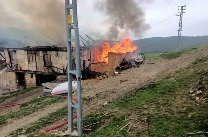 Karabük’te 2 katlı ahşap ev alevlere teslim oldu
