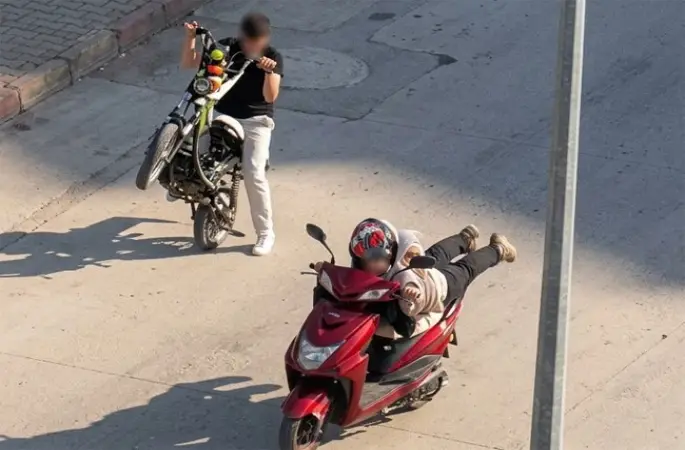Karabük’te tehlikeli adrenalin: Gençlerin bazıları trafikte tehlikeli akrobasi yaptı, diğeri şelale sularında mahsur kaldı
