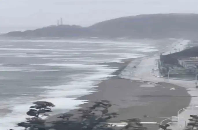 Karacabey’de fırtına ve sağanak sonrası deniz taştı
