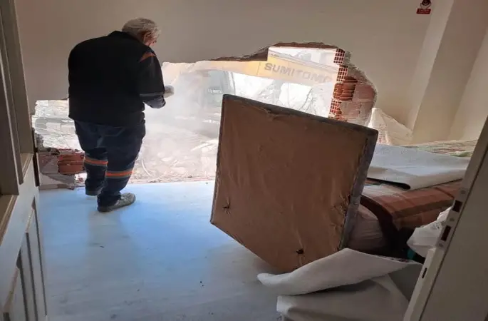 Karacabey’de inşaat çalışması yan binaya zarar verdi
