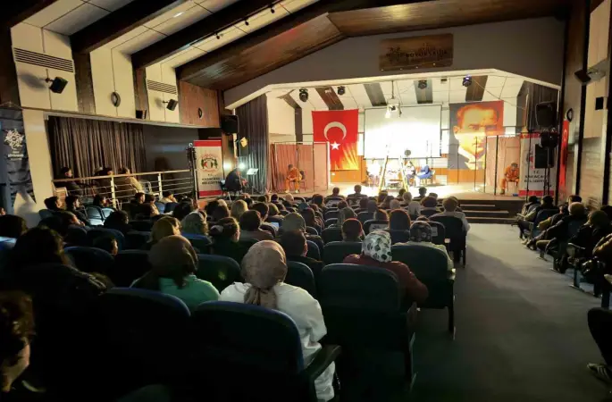 Karacasu’da "Hepimiz Mahkumuz" oyunu büyük ilgi gördü
